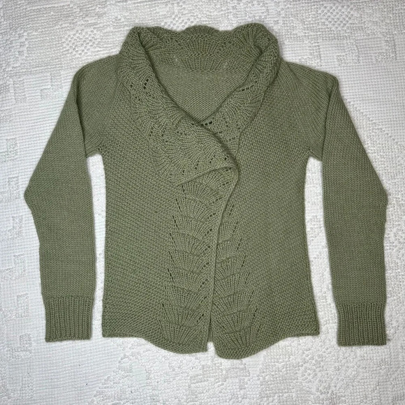 Hand Knit Women's Moss Green Cardigan Sweater Cottagecore Delicate Size Small - Picture 1 of 4